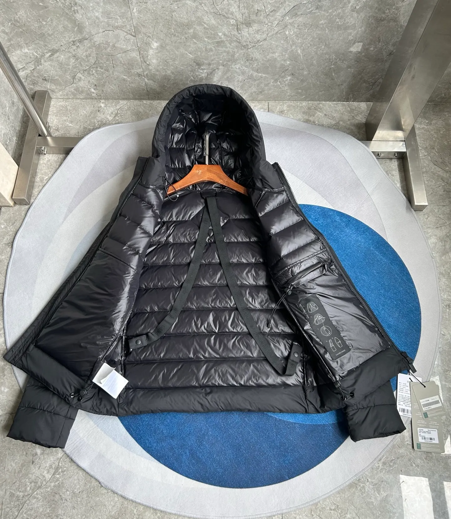 Style number: Y #Authentic grade goose down# MB Crofton men's black label hooded down. This Crofton hoodie is lightweight and can be easily folded and stored, making it an ideal companion for travel. The fabric is made of sustainable materials and treated with water-repellent treatment, making it Wear-Resistant and durable. The body is equipped with zippered hand pockets lined with tricot fabric, and a hidden drawstring design at the hem, which can not only flexibly adjust the fit, but also effectively lock in warmth. Color: Black Size: XS S M L XL XXL